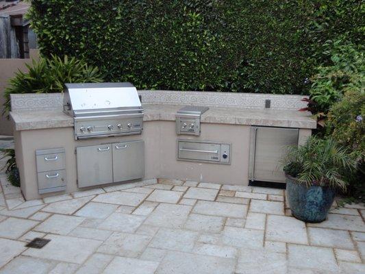 Outdoor barbecue with stucco side