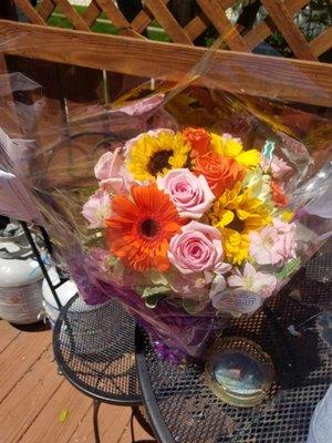 Here is what I received for $170:lots of cheap alstreomeria;no hydrangea, 1 gerbera, no pink spray roses, bright ornge roses instd of yellow