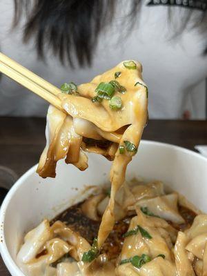 wonton in spicy peanut sauce