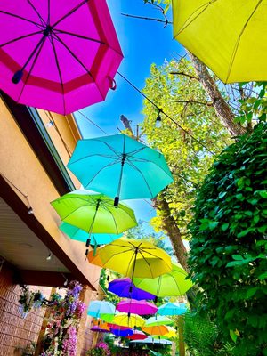 Outdoor seating, so adorable!