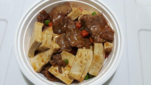 Beef with Bean Curd: Sliced beef, tofu chunks, diced carrot, green peas, in savory brown sauce