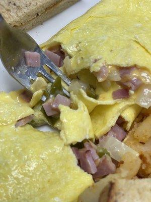 Western omelet was filled too to bottom with no gaps of missing ingredients.