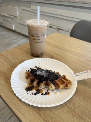 Oreo Croffle & FATBEE milk tea.