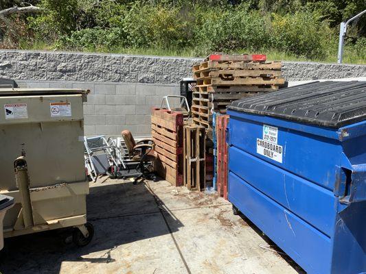 buisness clean out with pallet removal and garbage removal