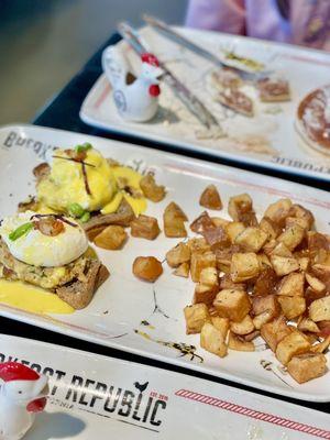 Crab& Crawfish Cake Benedict