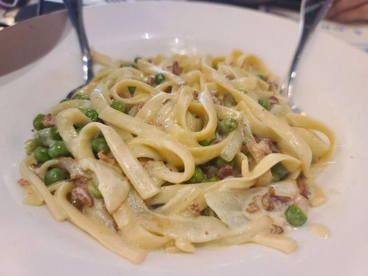 Fettuccine Carbonara- Very small portion and bland.