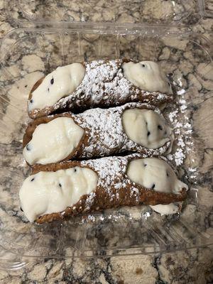 This needs no explanation. Cannoli