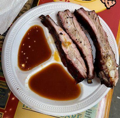 Smoked ribs and sauce