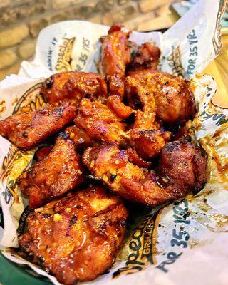 Boneless chicken wings with special grilled sauce