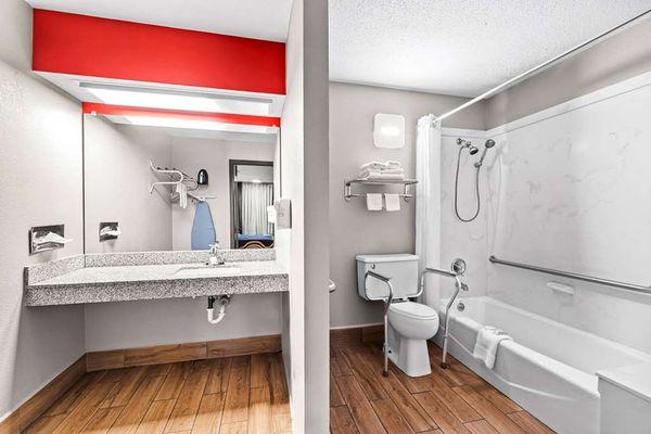 Guest room bath (accessible)