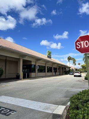 The old Publix is now KC market next to mamma Mia pizza. They close at 5:30 and closed on Saturdays