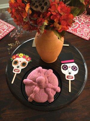 I had the best pan de muertos tonight in honor of Dia de los Muertos.