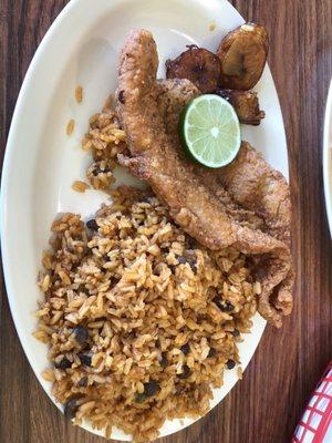 Arroz con gandules y pescado frito