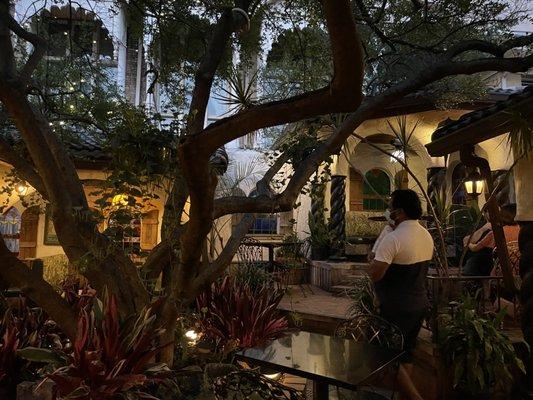 Gorgeous outdoor courtyard for outdoor dining