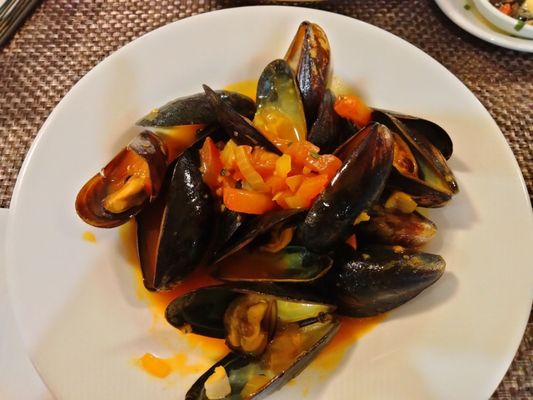 Mussels in onion, garlic and tomato