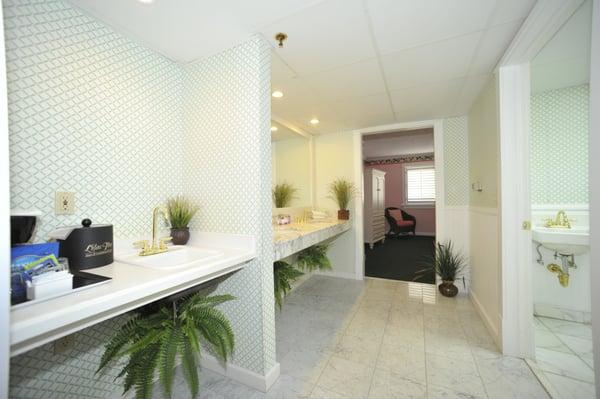 Bathroom vanity and Wetbar in our Island View Handicap Accessible Room