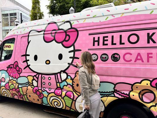 Hello kitty cafe truck