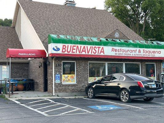 Restaurant that appears to be VERY closed and in disrepair