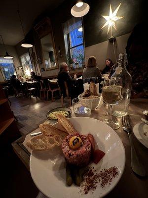 Steak tartare and white wine