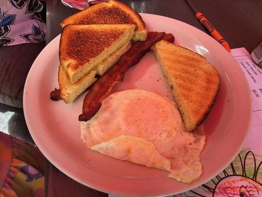 Kids egg and bacon with toast