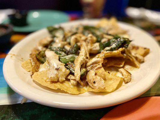 Hubby's fave Chicken & grilled jalapeño nachos :)'