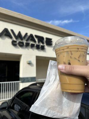 Iced bourbon vanilla latte w/ decaf & oatmilk. Also some mochi donuts