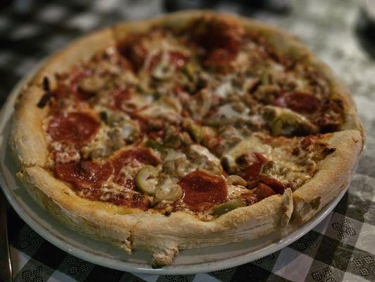 Pizza with pepperoni,  hamburger and green olives