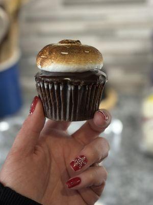 So this S'more cupcake is GASM!! I had a moment with this Hahaha!!! Outstanding!!!!