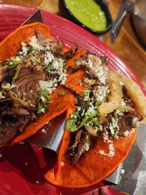 Tres carnitas tacos