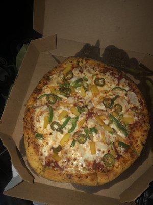 Pizza : pineapple, jalapeño ,onions and green peppers .!!