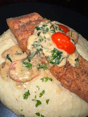 Fried salmon and grits with creamy sauce