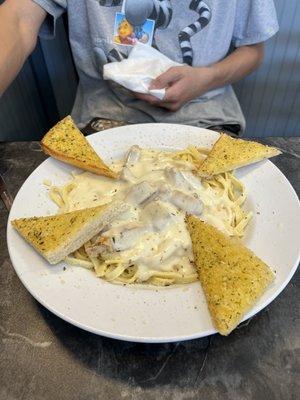 fettuccine alfredo, which came with garlic toast