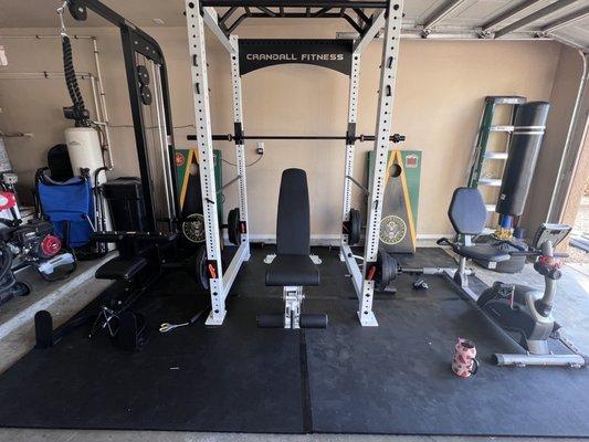 Squat machine  / lay pulldown machine all the accessories with it  /Olympic bar / curl bar / bench