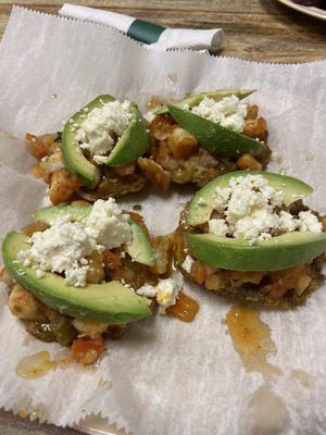 Tostones con camarones. You can get them with other toppings too.