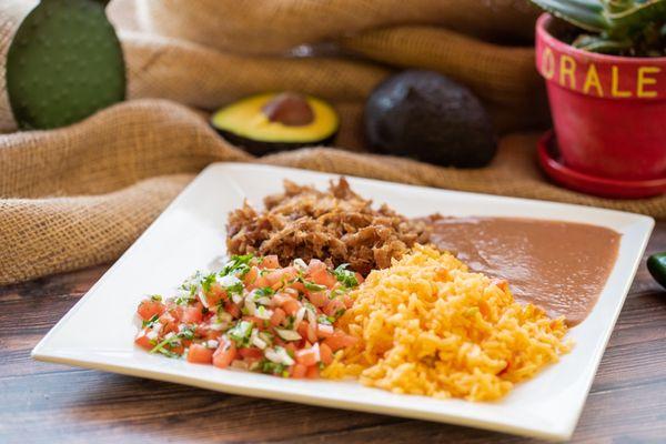 Carnitas con pico de gallo arroz y frijoles.