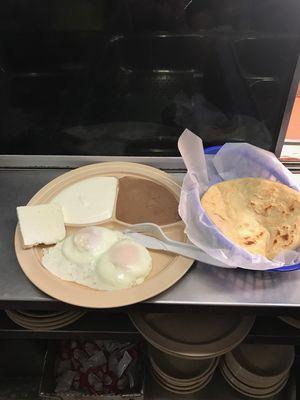 Desayuno de huevos estrellados