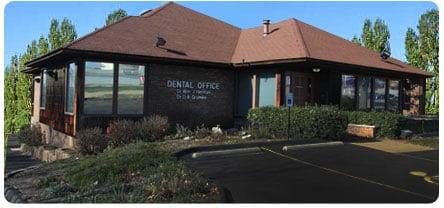 The front of the offices of doctors Herman & Grumke, DDS - Apple Dental