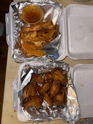 Chicken wings and chicken Mozambique tacos with Mozambique consume