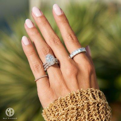 This stunning oval elongates the finger and catches the light beautifully creating a sparkle that can be seen from afar.⁠