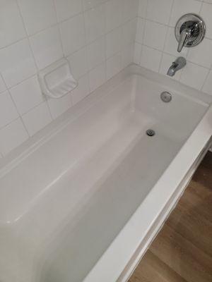 2nd bathroom tub