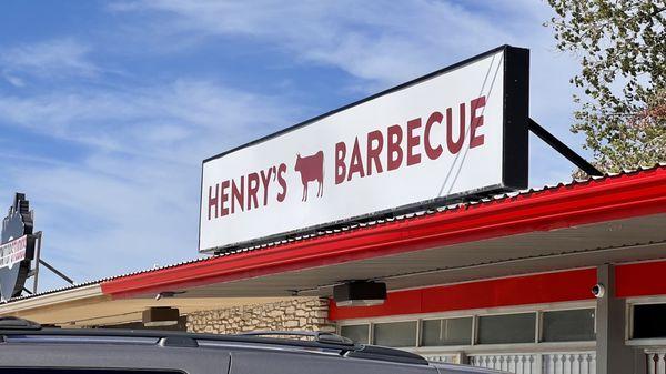 Henry's BBQ sign on building