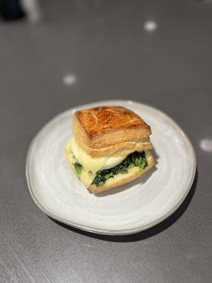 Egg & spinach biscuit breakfast sandi