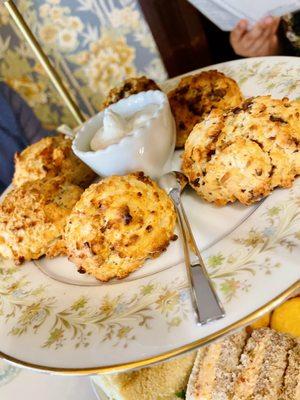 Scones : Chocolate chip & Apricot