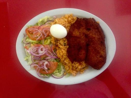 Milánesa de pollo con arroz y ensalada chicken Milanese over rice and salad a great lunch special