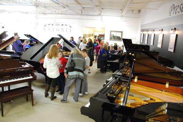 Cordogan's has an incredible selection of grands from Kawai, Yamaha, Estonia, Steinway, Knabe, Baldwin, Mason & Hamlin and many others!