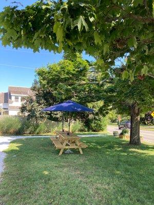 Outdoor seating at picnic tables