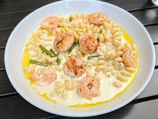 Scallop & Shrimp White Cheddar Mac & Cheese | Instagram: @telephonesmoothie