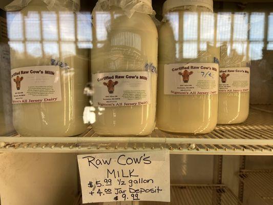 The produce store next to the restaurant sells raw  cow's milk