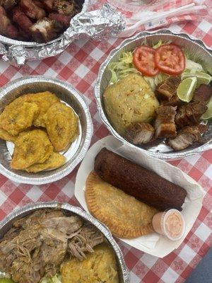 Mofongo con permil, tostones, alcapurria, empanadilla de pollo, mofongo con chicharrón