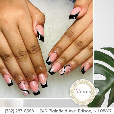 Elevate summer style with chic french tip black nails!
ℬℴℴℴℴℯℴ